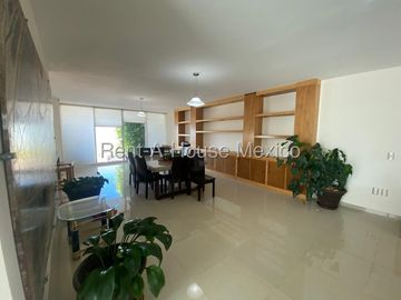 Se vende Casa Moderna con Jardín y Estacionamiento Techado en Grand Juriquilla RM2832