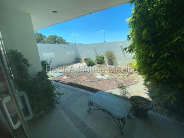 Se vende Casa Moderna con Jardín y Estacionamiento Techado en Grand Juriquilla RM2832