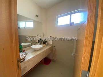 Se vende Casa Moderna con Jardín y Estacionamiento Techado en Grand Juriquilla RM2832