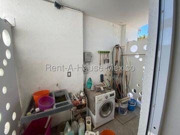 Se vende Casa Moderna con Jardín y Estacionamiento Techado en Grand Juriquilla RM2832