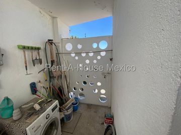 Se vende Casa Moderna con Jardín y Estacionamiento Techado en Grand Juriquilla RM2832