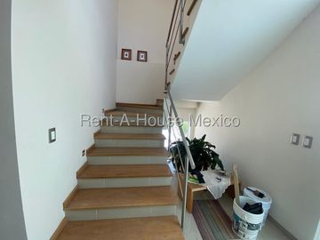 Se vende Casa Moderna con Jardín y Estacionamiento Techado en Grand Juriquilla RM2832