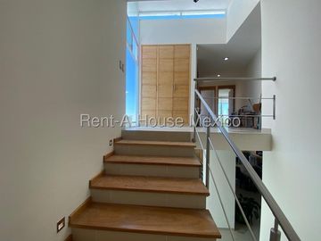 Se vende Casa Moderna con Jardín y Estacionamiento Techado en Grand Juriquilla RM2832