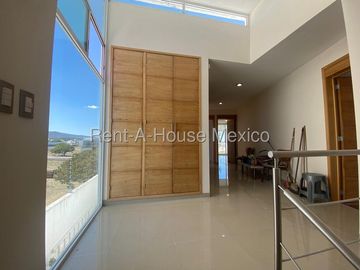 Se vende Casa Moderna con Jardín y Estacionamiento Techado en Grand Juriquilla RM2832