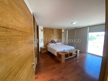 Se vende Casa Moderna con Jardín y Estacionamiento Techado en Grand Juriquilla RM2832