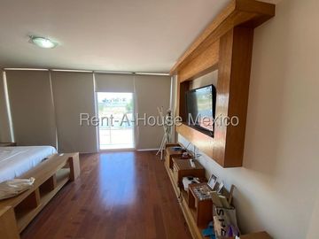 Se vende Casa Moderna con Jardín y Estacionamiento Techado en Grand Juriquilla RM2832