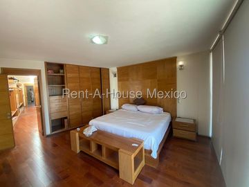 Se vende Casa Moderna con Jardín y Estacionamiento Techado en Grand Juriquilla RM2832
