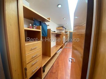 Se vende Casa Moderna con Jardín y Estacionamiento Techado en Grand Juriquilla RM2832