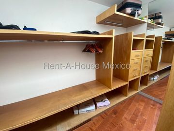 Se vende Casa Moderna con Jardín y Estacionamiento Techado en Grand Juriquilla RM2832