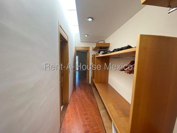 Se vende Casa Moderna con Jardín y Estacionamiento Techado en Grand Juriquilla RM2832