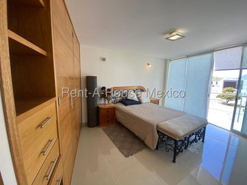 Se vende Casa Moderna con Jardín y Estacionamiento Techado en Grand Juriquilla RM2832