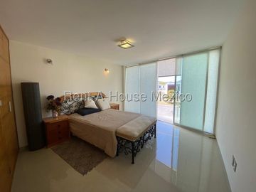 Se vende Casa Moderna con Jardín y Estacionamiento Techado en Grand Juriquilla RM2832
