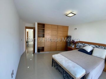 Se vende Casa Moderna con Jardín y Estacionamiento Techado en Grand Juriquilla RM2832