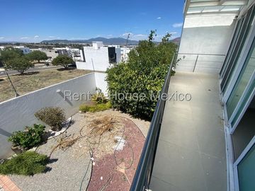 Se vende Casa Moderna con Jardín y Estacionamiento Techado en Grand Juriquilla RM2832
