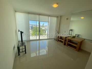 Se vende Casa Moderna con Jardín y Estacionamiento Techado en Grand Juriquilla RM2832