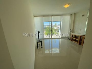 Se vende Casa Moderna con Jardín y Estacionamiento Techado en Grand Juriquilla RM2832