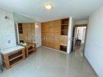 Se vende Casa Moderna con Jardín y Estacionamiento Techado en Grand Juriquilla RM2832