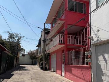 Casa en Venta con 3 Departamentos en Santa Cruz del Monte Naucalpan para habitar o como inversión