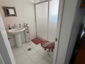 Casa en Venta con 3 Departamentos en Santa Cruz del Monte Naucalpan para habitar o como inversión
