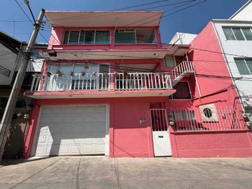 Casa en Venta con 3 Departamentos en Santa Cruz del Monte Naucalpan para habitar o como inversión