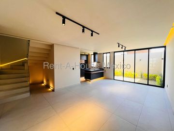 Casa en Venta con Roof Top y 3 Recámaras en Capital Sur VM259