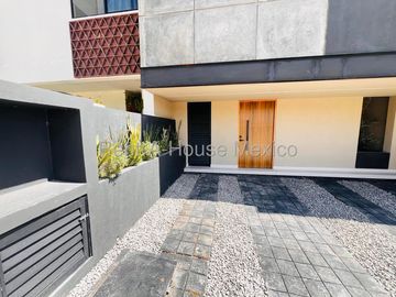 Casa en Venta con Roof Top y 3 Recámaras en Capital Sur VM259