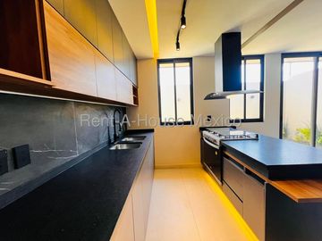 Casa en Venta con Roof Top y 3 Recámaras en Capital Sur VM259