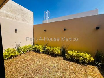 Casa en Venta con Roof Top y 3 Recámaras en Capital Sur VM259
