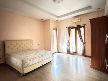 Rumah Hook Furnish di Kemang Pratama Bekasi