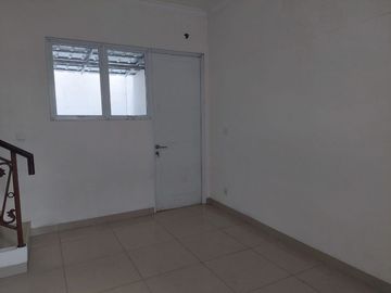 Dijual Cepat Rumah 2 Lantai Lebar 6 Cluster Laseine, Cakung, Jakarta Timur, 030&028