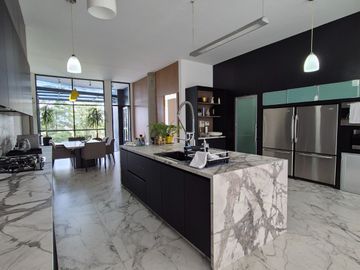 Casa en Bosques de las Lomas con Jardín en Venta