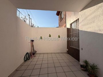 Renta Casa en Valle de los Olivos Corregidora 3 Recamaras 3 Baños Cochera
