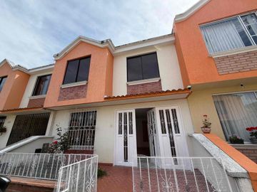 SE VENDE AMPLIA CASA EN CONJUNTO PORTAL DE POMONA UBICADO SECTOR UNICAUCA, CLÍNICAS Y CENTRO COMERCIAL CAMPANARIO