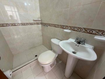 SE VENDE AMPLIA CASA EN CONJUNTO PORTAL DE POMONA UBICADO SECTOR UNICAUCA, CLÍNICAS Y CENTRO COMERCIAL CAMPANARIO