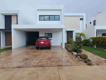 CASA EN PRIVADA AMARANTO EN XCANATUN AL NORTE DE MERIDA