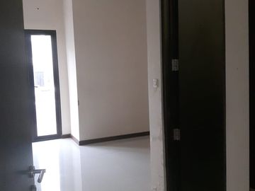 Rumah 2 Lantai Sangar Cocok Untuk Gen Z du Cluster Asia Tropis Harapan Indah Bekasi