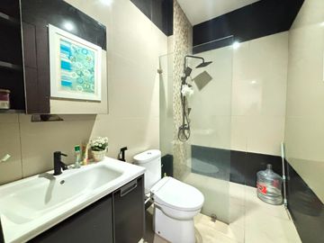 Dijual Rumah Garden Fiesta 2 Lantai, View Taman, 4 + 1 Kamar Tidur, SHM LB 225M2, bisa KPR, 10M Dari Sekolah Ipeka dan Al-Azhar Grand Wisata Bekasi