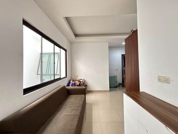 Dijual Rumah Garden Fiesta 2 Lantai, View Taman, 4 + 1 Kamar Tidur, SHM LB 225M2, bisa KPR, 10M Dari Sekolah Ipeka dan Al-Azhar Grand Wisata Bekasi