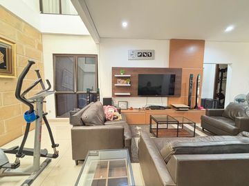 Dijual Rumah Garden Fiesta 2 Lantai, View Taman, 4 + 1 Kamar Tidur, SHM LB 225M2, bisa KPR, 10M Dari Sekolah Ipeka dan Al-Azhar Grand Wisata Bekasi