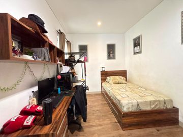 Dijual Rumah Garden Fiesta 2 Lantai, View Taman, 4 + 1 Kamar Tidur, SHM LB 225M2, bisa KPR, 10M Dari Sekolah Ipeka dan Al-Azhar Grand Wisata Bekasi
