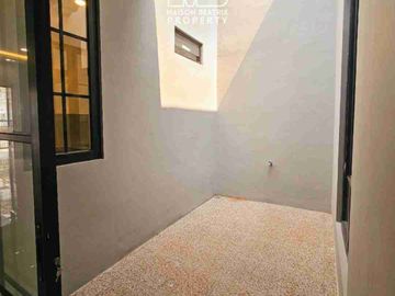 DIJUAL RUMAH BARU SIAP HUNI DG LOKASI YG SUPER DUPER STRATEGIS, DIKELILINGI SEKOLAH, STASIUN RAWABUNTU DAN TOL JORR DI KENCANALOKA BSD