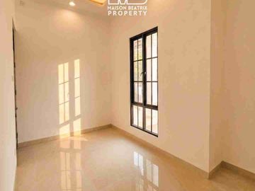 DIJUAL RUMAH BARU SIAP HUNI DG LOKASI YG SUPER DUPER STRATEGIS, DIKELILINGI SEKOLAH, STASIUN RAWABUNTU DAN TOL JORR DI KENCANALOKA BSD