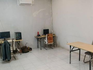 Dijual Murah Gudang 2 Lantai SHM Ada Mess, Kantor dan Crane di Kapuk Kamal Indah