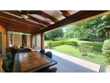 Casa en venta en Condominio Los Pueblitos, Temixco, amueblada, con alberca y jardín