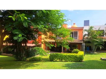 Casa en venta en Condominio Los Pueblitos, Temixco, amueblada, con alberca y jardín
