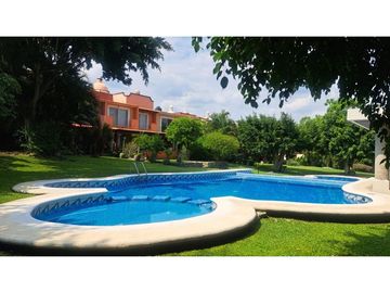 Casa en venta en Condominio Los Pueblitos, Temixco, amueblada, con alberca y jardín