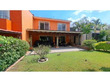 Casa en venta en Condominio Los Pueblitos, Temixco, amueblada, con alberca y jardín