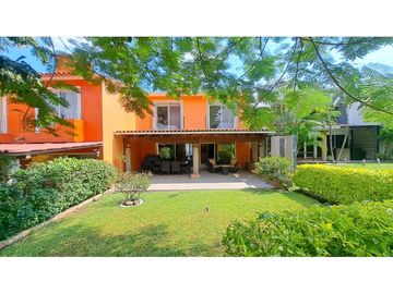 Casa en venta en Condominio Los Pueblitos, Temixco, amueblada, con alberca y jardín