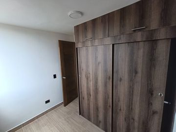 SE ARRIENDA APARTAMENTO EN URBANIZACION RIO CAMPESTRE. RIONEGRO