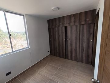 SE ARRIENDA APARTAMENTO EN URBANIZACION RIO CAMPESTRE. RIONEGRO